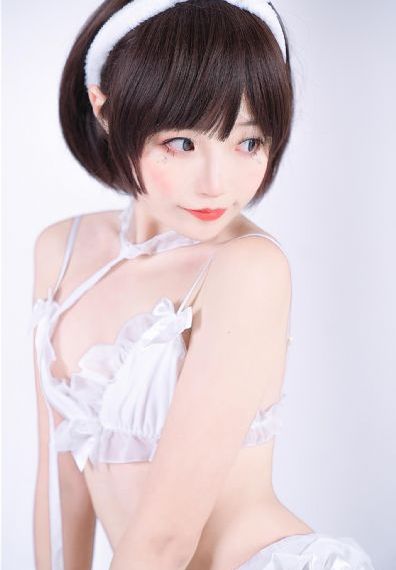 老头边吃奶边弄进去呻吟的视频